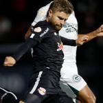 Bragantino vence o Goiás e cola no G6 do Brasileiro
