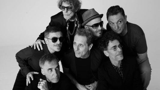 Branco Mello, Charles Gavin, Arnaldo Antunes, Tony Bellotto, Sérgio Britto, Nando Reis e Paulo Miklos se reencontram no palco após 30 anos