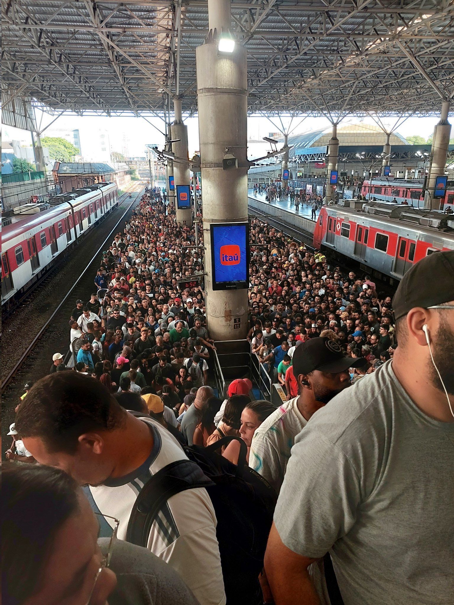 Trem da CPTM descarrila e gera caos em estações de São Paulo