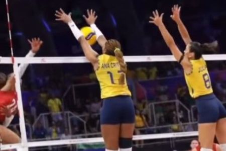 Ana Cristina e Júlia Kudiess em ação pelo Brasil contra os EUA na Liga das Nações em 2025