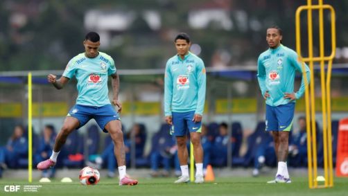 Jogadores em treino da Seleção na Granja Comary, no Rio de Janeiro, neste domingo (7)