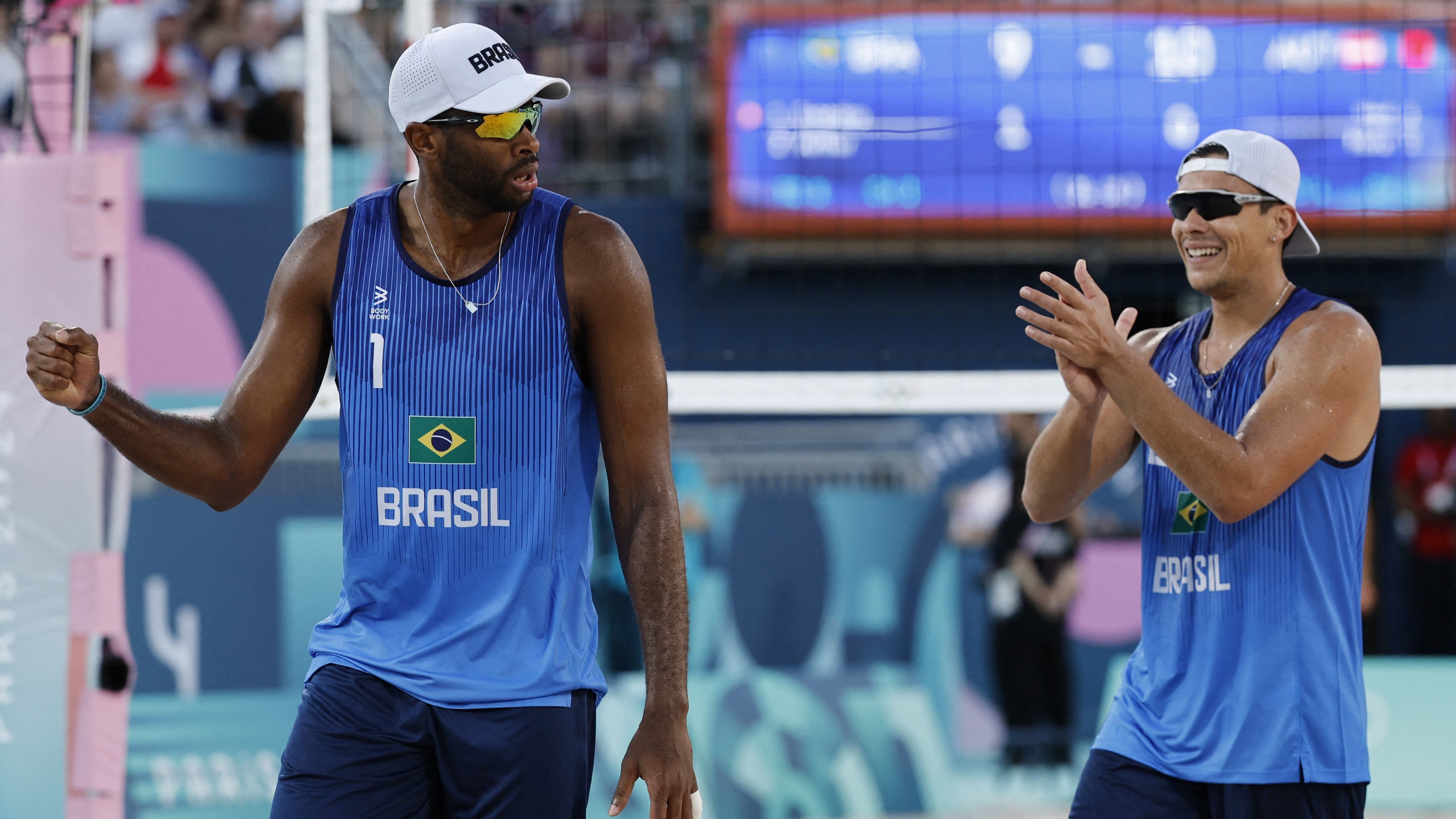 Dupla brasileira vence e avança no vôlei de praia masculino nos Jogos Olímpicos