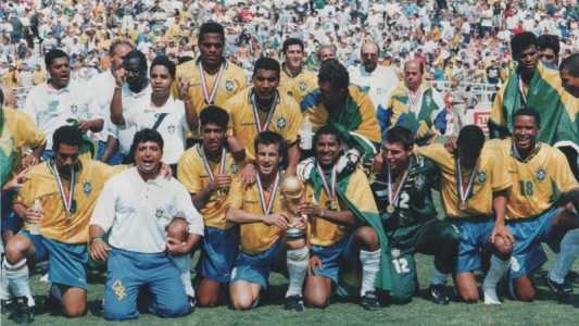 Jogadores do Brasil com o troféu da Copa do Mundo de 1994