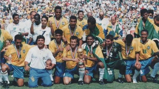 Jogadores do Brasil com o troféu da Copa do Mundo de 1994
