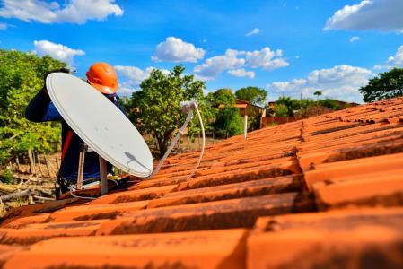 Antena parabólica ajuda que familias possual acesso à televisão aberta e à informação