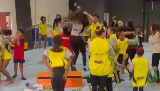 Fofura! Base da ginástica do Flamengo vibra com medalha brasileira em Paris e viraliza; veja