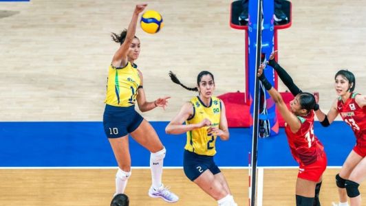 Brasil e Japão durante semifinal da Liga das Nações Feminina de Vôlei