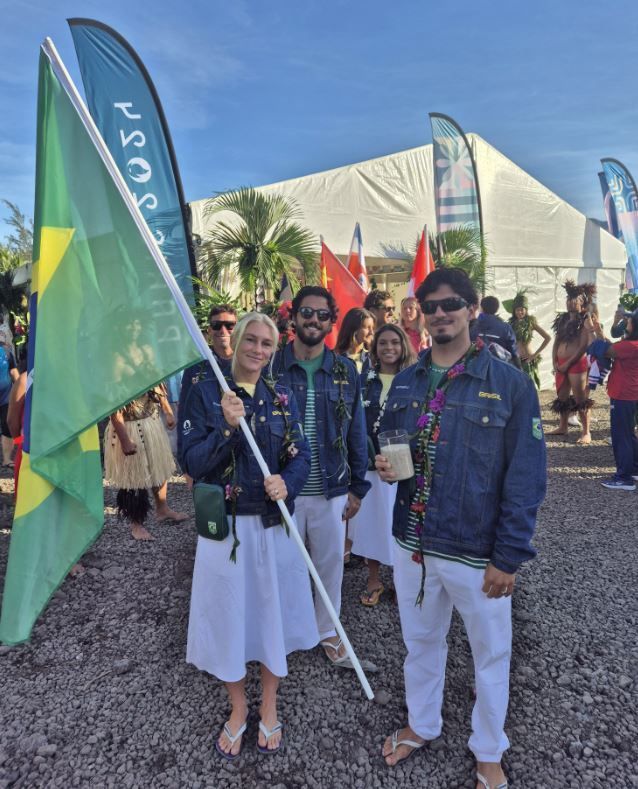 Surfistas 'participam' de Cerimônia de Abertura da Olimpíada no Taiti