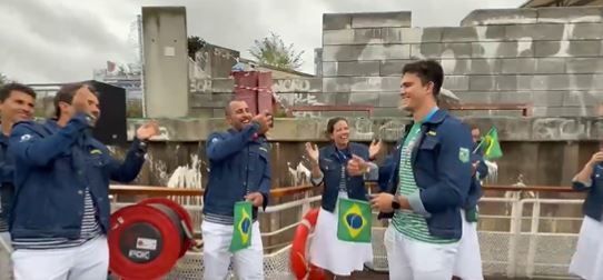 Paris 2024: atleta do Time Brasil recebe homenagem durante Cerimônia de Abertura