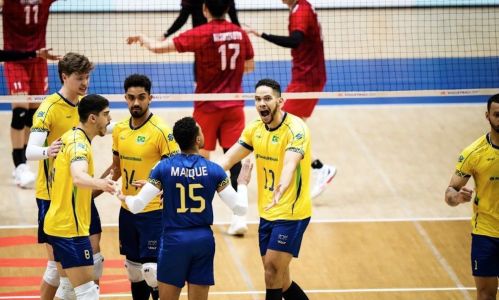 Jogadores do Brasil comemoram ponto contra o Japão na terceira e última semana da fase classificatória da VNL Masculina 2025