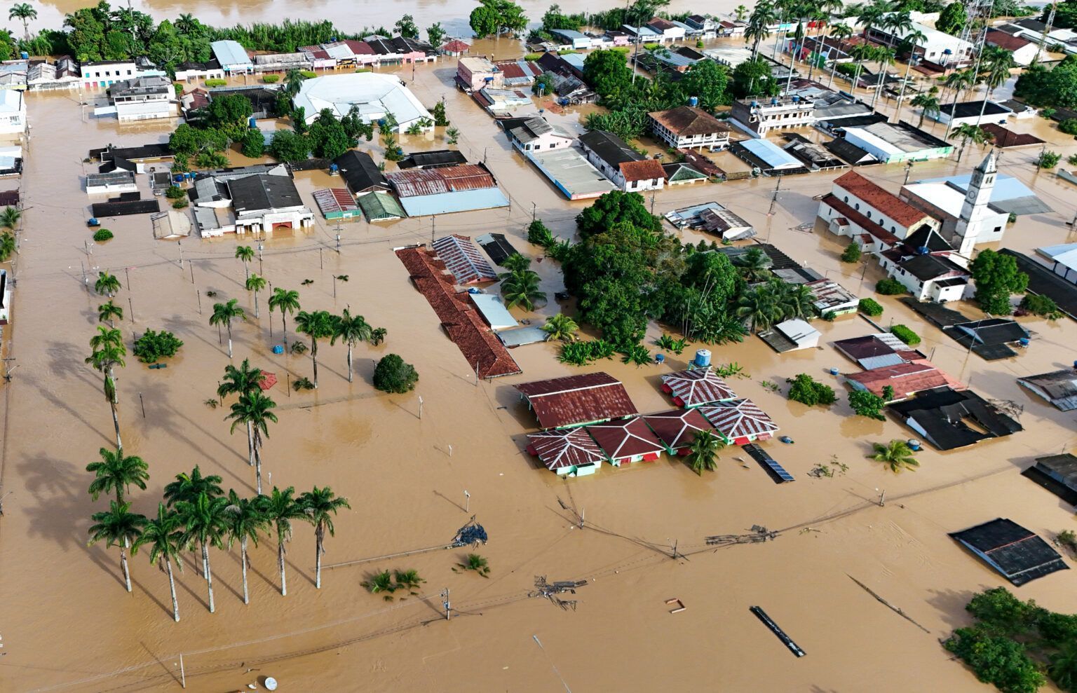 Rio Acre ultrapassa cheia histórica e deixa cidade de Brasileia 75% alagada