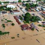 Rio Acre ultrapassa cheia histórica e deixa cidade de Brasileia 75% alagada
