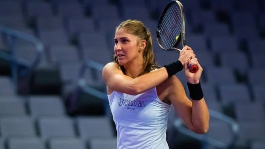 Brasileira aguarda a vencedora do duelo entre a chinesa Lin Zhu e a checa Linda Fruhvirtova para a sua estreia