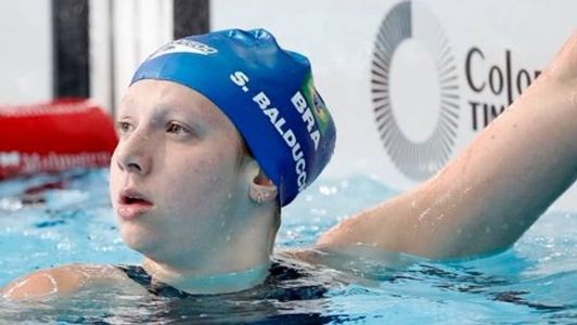 Brasileira conquistou medalha de prata no 100m livre