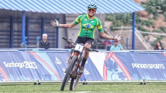 Brasileira conquistou medalha de bronze na disputa do Moutain Bike