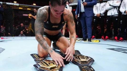 Brasileira se emocionou ao final da luta desse sábado (10)