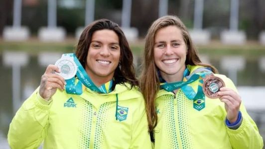 Brasileiras exibem medalha no pódio após prova