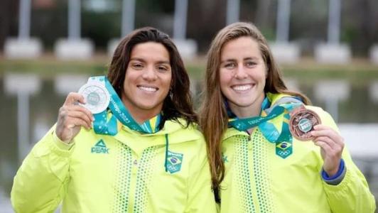 Brasileiras exibem medalha no pódio após prova