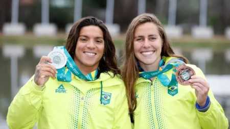 Brasileiras exibem medalha no pódio após prova