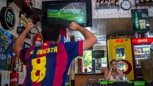Brasileiro com a camisa do Barcelona comemora gol em bar de Copacabana, no Rio