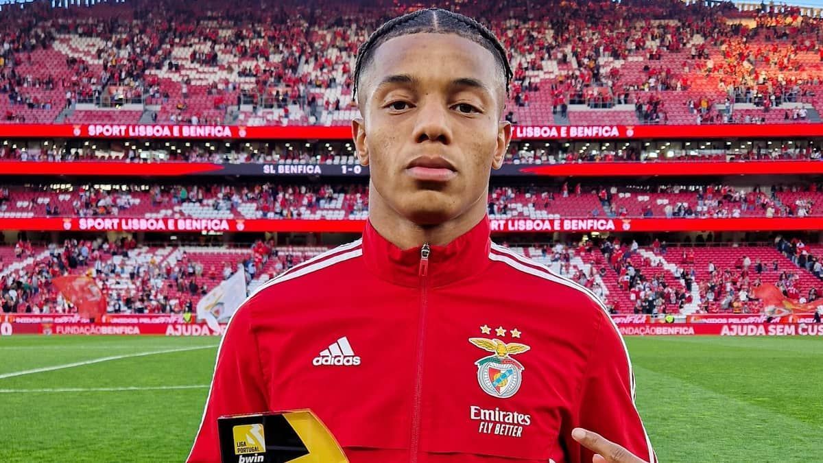 Benfica vence Estoril e abre vantagem na ponta do Português