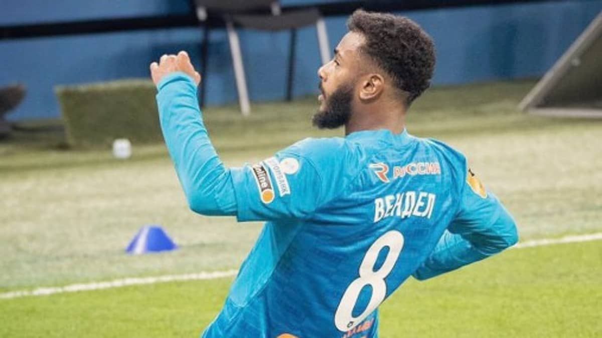 Banana é jogada em campo para brasileiro em jogo do Zenit, na Rússia