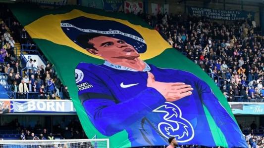 Brasileiro foi homenageado pela torcida do Chelsea