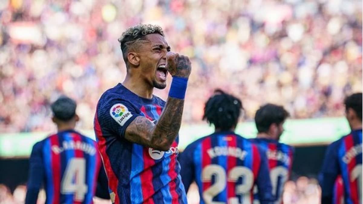 Raphinha decide, Barcelona vence Valencia com um a menos, e lidera o Espanhol