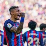 Raphinha decide, Barcelona vence Valencia com um a menos, e lidera o Espanhol