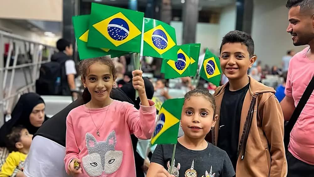 Brasileiros que estavam em Gaza chegam ao Brasil nesta segunda-feira (13) 