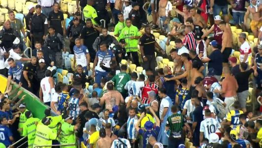 Brasileiros e argentinos brigaram em setor misto do Maracanã