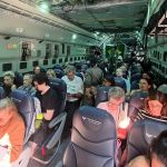 Terceiro avião da FAB com 69 brasileiros decola de Israel; dez passageiros vão para MG