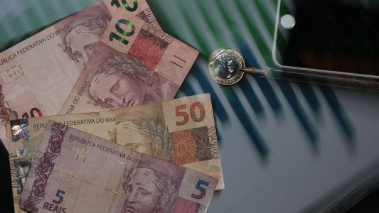 Brasileiros retiraram mais dinheiro da poupança em março