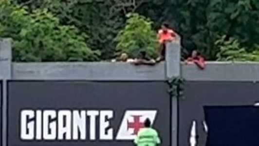 Brasileiros subiram o muro do CT do Vasco para incentivar Boca Juniors