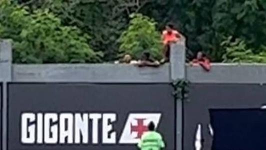 Brasileiros subiram o muro do CT do Vasco para incentivar Boca Juniors