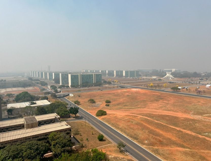 Brasília amanhece coberta por fumaça neste domingo (25); veja fotos e vídeos