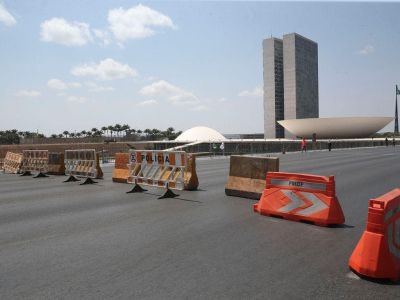Praça dos Três Poderes amanhece interditada neste sábado (26)