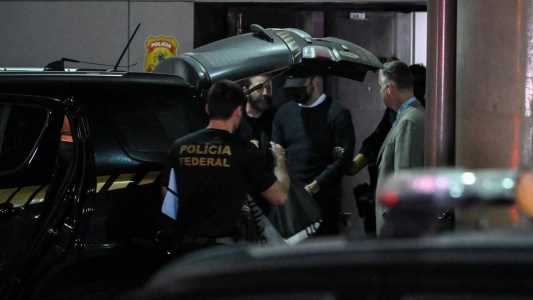 Brennand estava foragido nos Emirados Árabes Unidos e foi extraditado após tratativas com o governo brasileiro