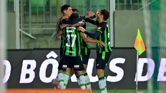 Breno (esquerda) vibrou muito com primeiro gol como profissional