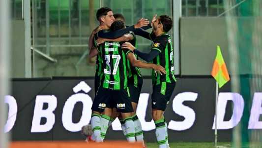 Breno (esquerda) vibrou muito com primeiro gol como profissional