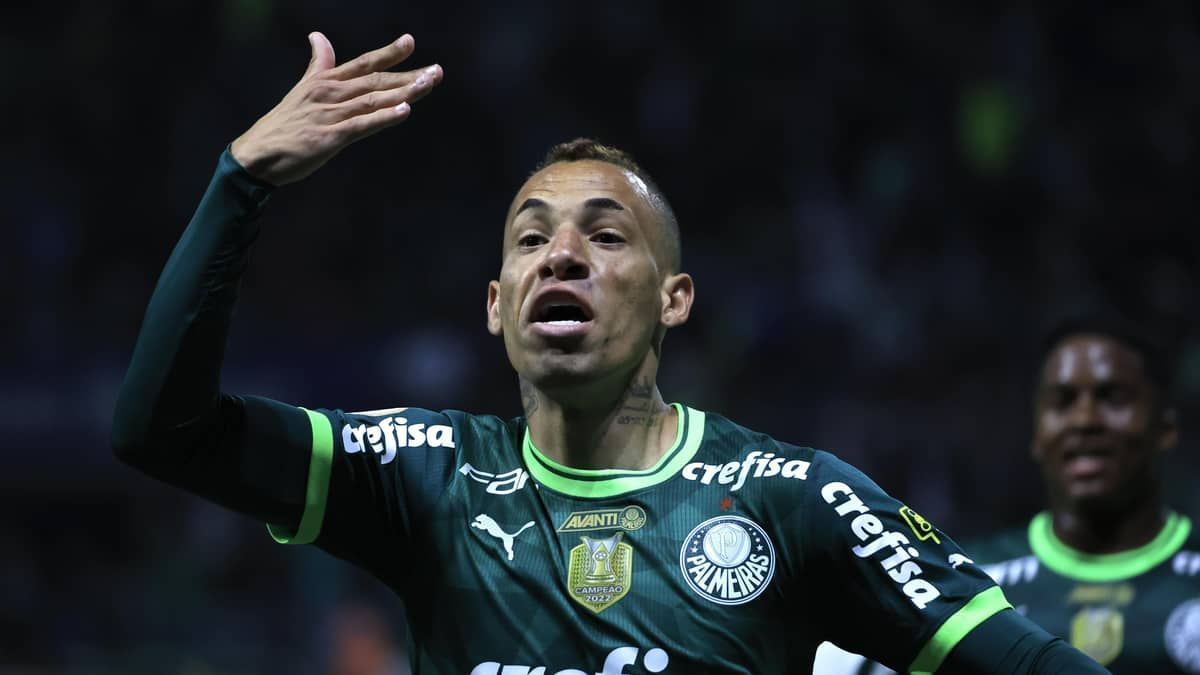 Breno Lopes faz gesto obsceno para torcida do Palmeiras após marcar gol da vitória