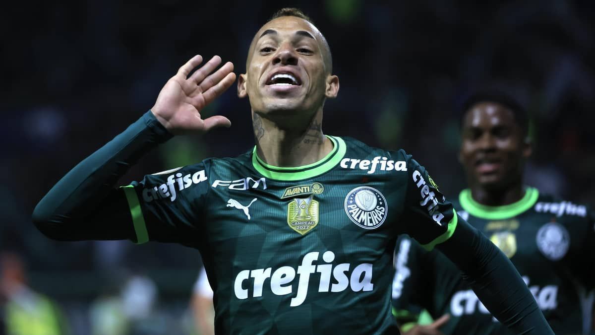 Palmeiras marca no último suspiro e vence Goiás no Brasileiro