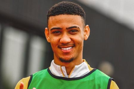 Gustavo Nunes durante treino do Brentford