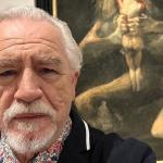 Ator Brian Cox demonstra apoio a roteiristas em greve em Hollywood