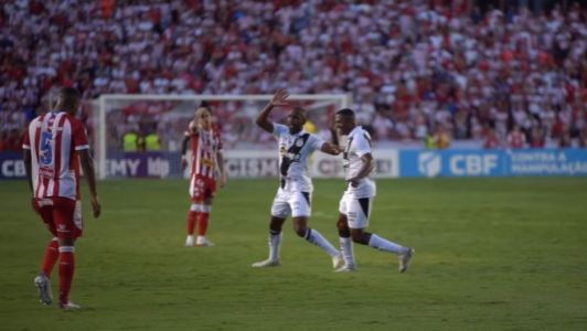 Jogadores da Ponte Preta celebram gol da vitória contra o Náutico neste sábado (20)