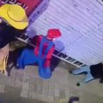 Vídeo: morador tenta agredir Mario e membros da 'Carreta da Alegria' com pauladas em MG
