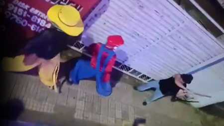 Imagem mostra idoso tentando agredir integrantes da 'Carreta da Alegria' em Carmo do Rio Claro, no Sul de Minas
