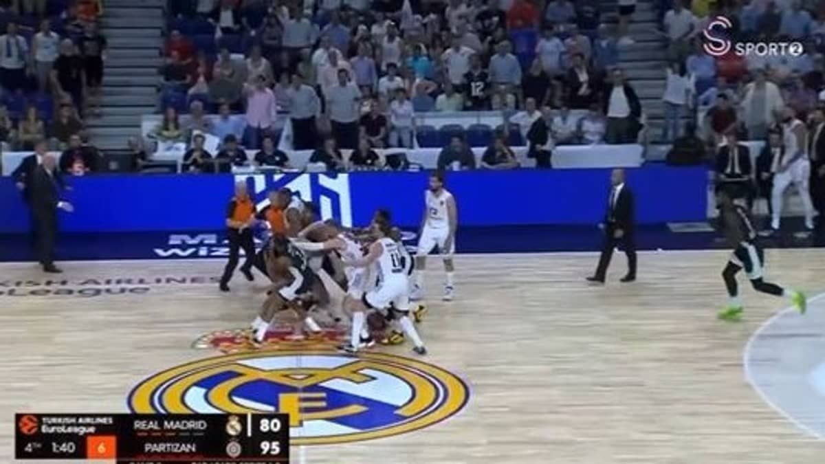 Briga generalizada suspende jogo de basquete na Europa; veja vídeo