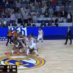 Briga generalizada suspende jogo de basquete na Europa; veja vídeo