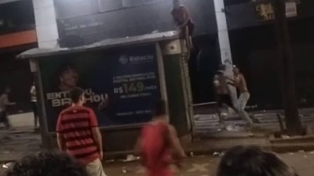Vídeo: Carnaval na Savassi termina com confusão generalizada e pedradas entre foliões